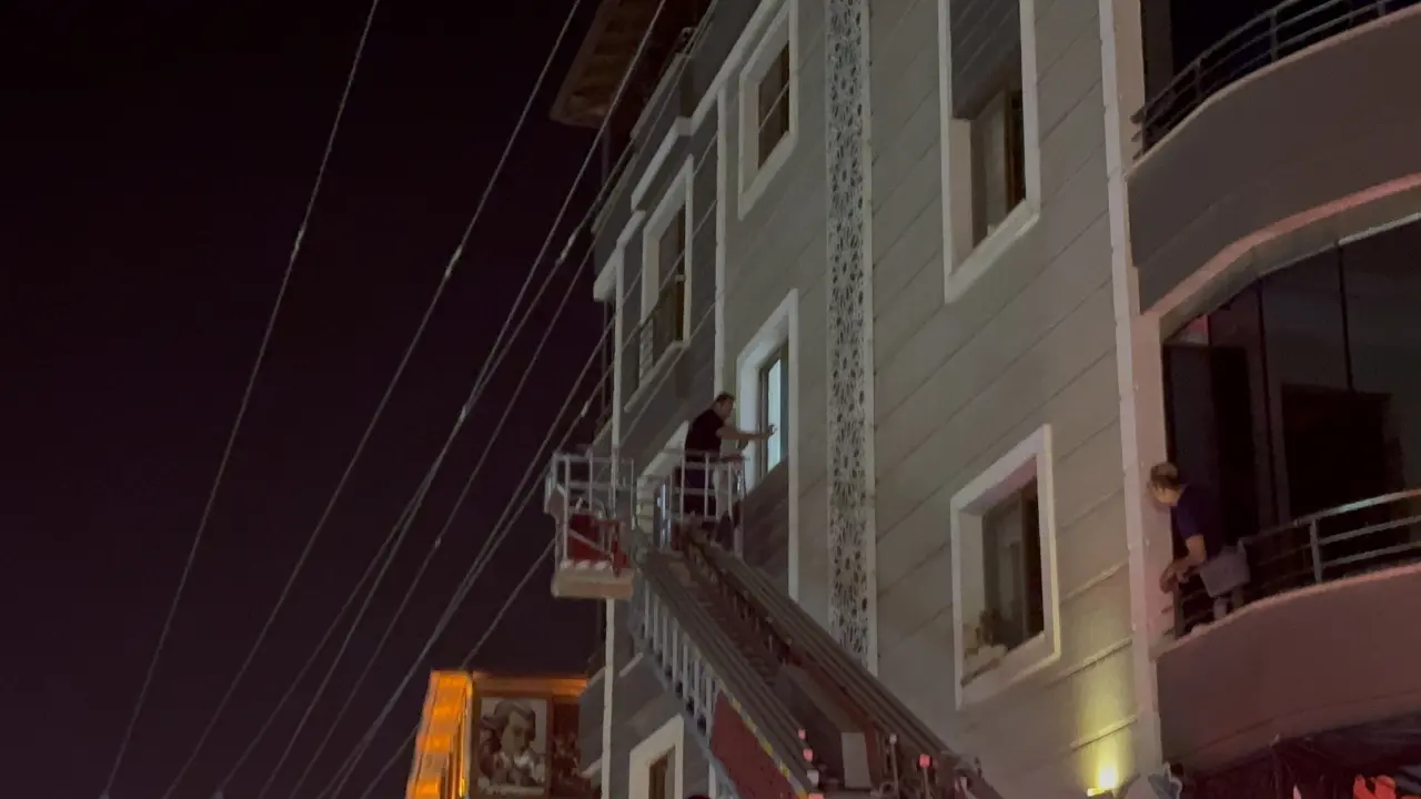 Kapı arkasında kalan minik için dakikalarla yarış: İtfaiyeden nefes kesen kurtarma 3