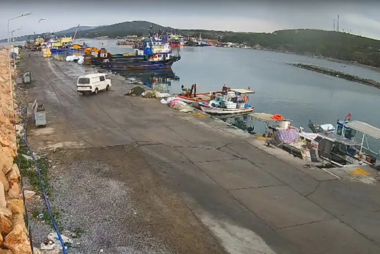 Didim’de yürekleri ağza getiren an: Araç göz göre göre denize uçtu! 1