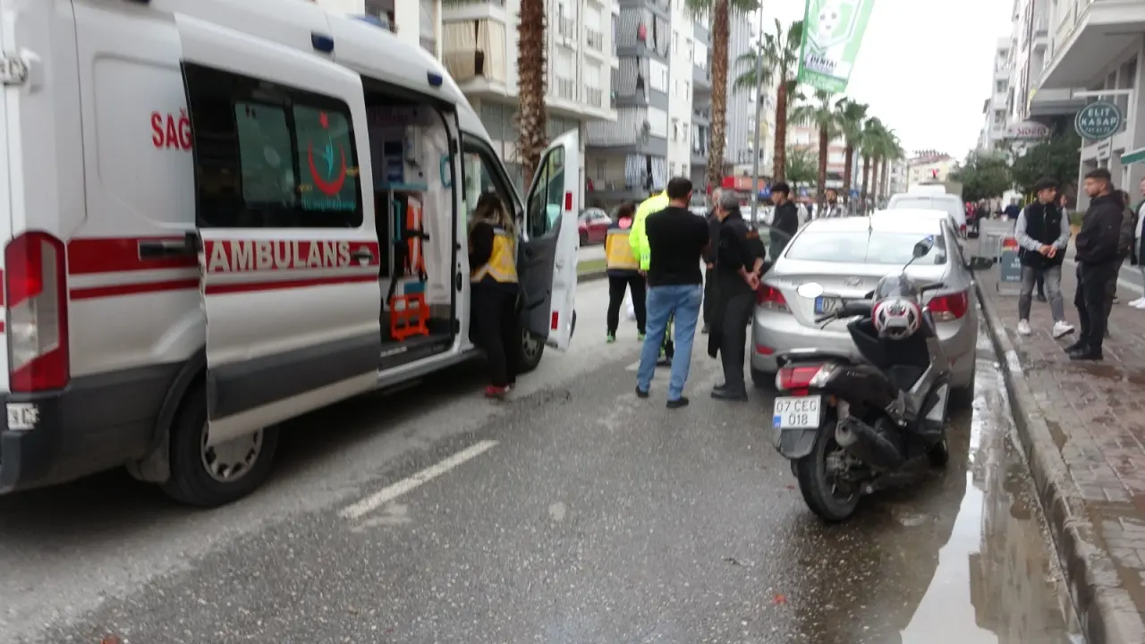 Antalya’da korkutan kaza! Motosiklet yola savruldu 6