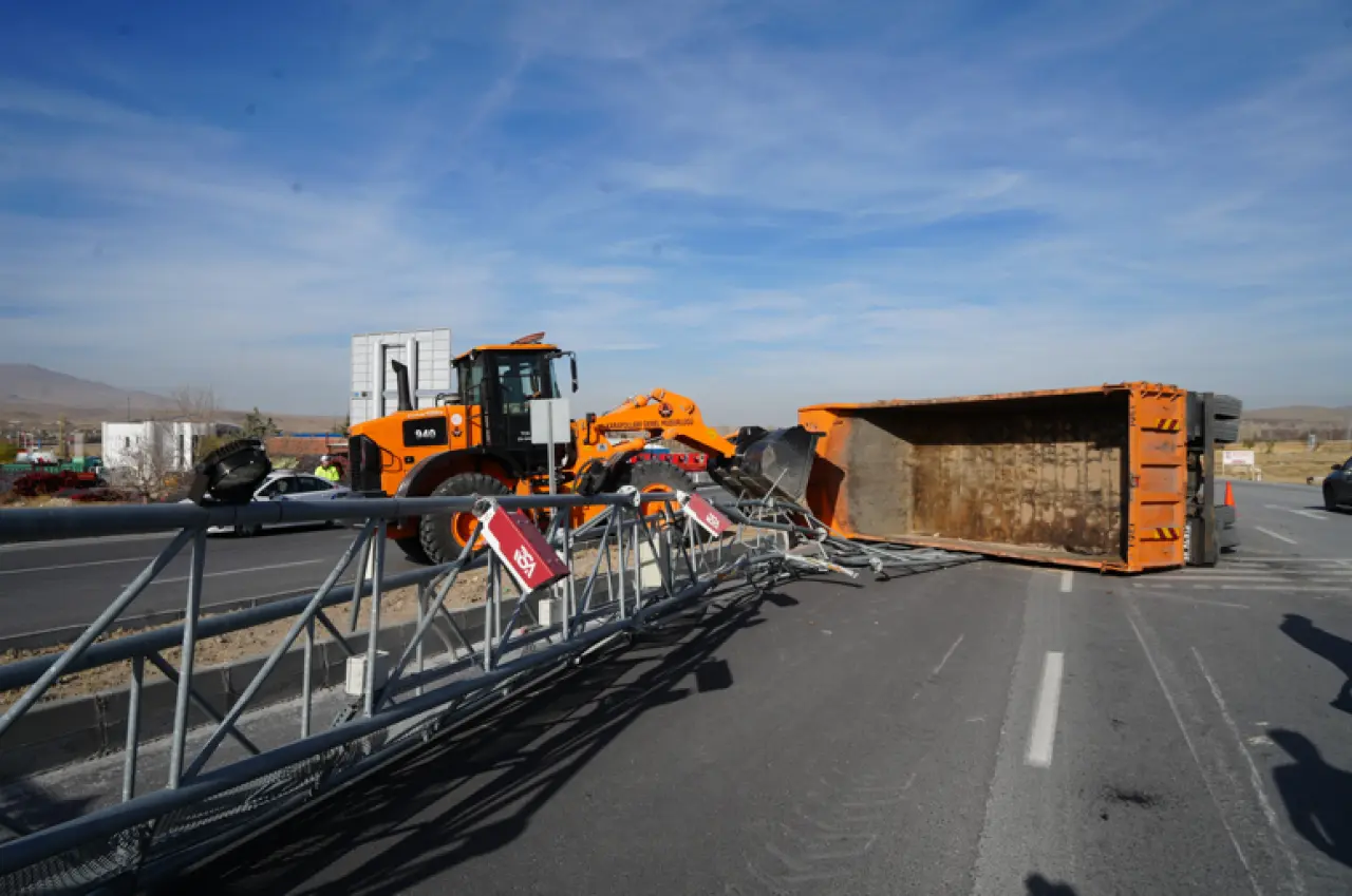 Yol üzerinde şok anları! EDS direği kamyon darbesiyle çöktü 1