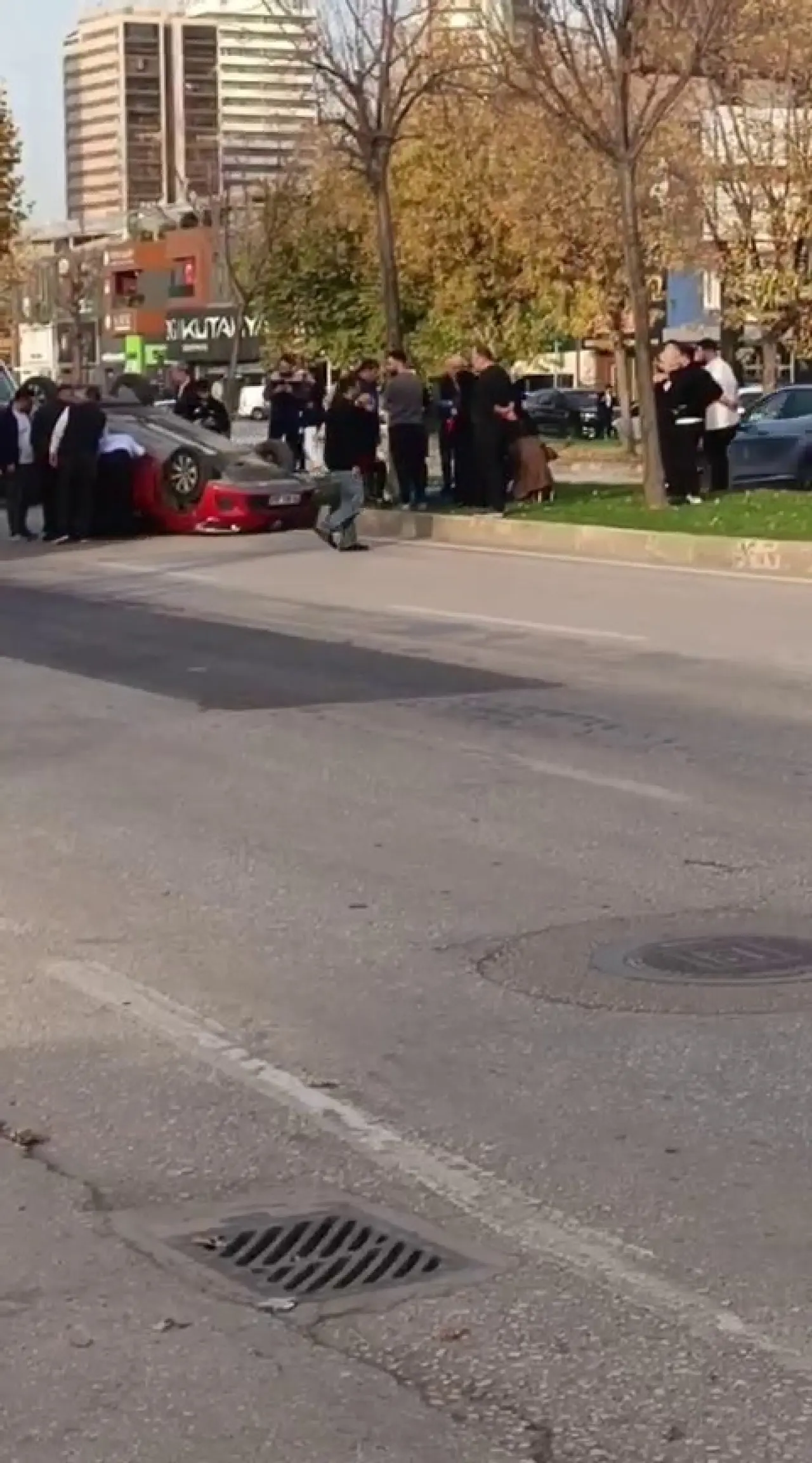 Odunluk Mahallesi’nde feci kaza: Araç takla attı, ekipler zamanla yarıştı 2