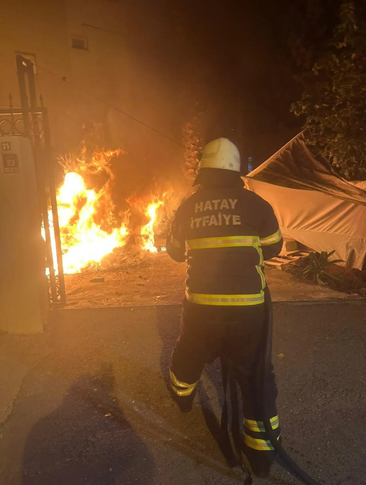 Park halindeki otomobil bir anda alev topuna döndü! Mahalle şoke oldu 1