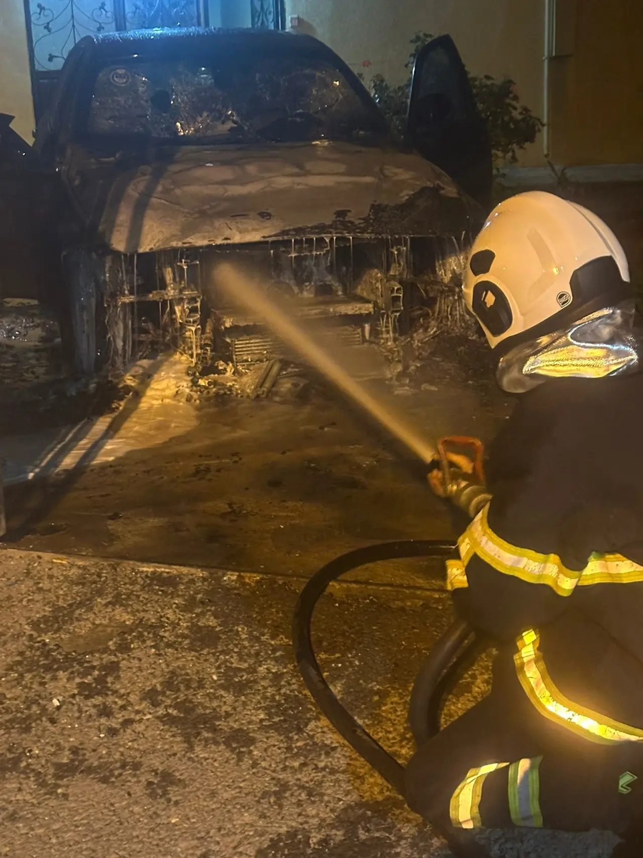 Park halindeki otomobil bir anda alev topuna döndü! Mahalle şoke oldu 3