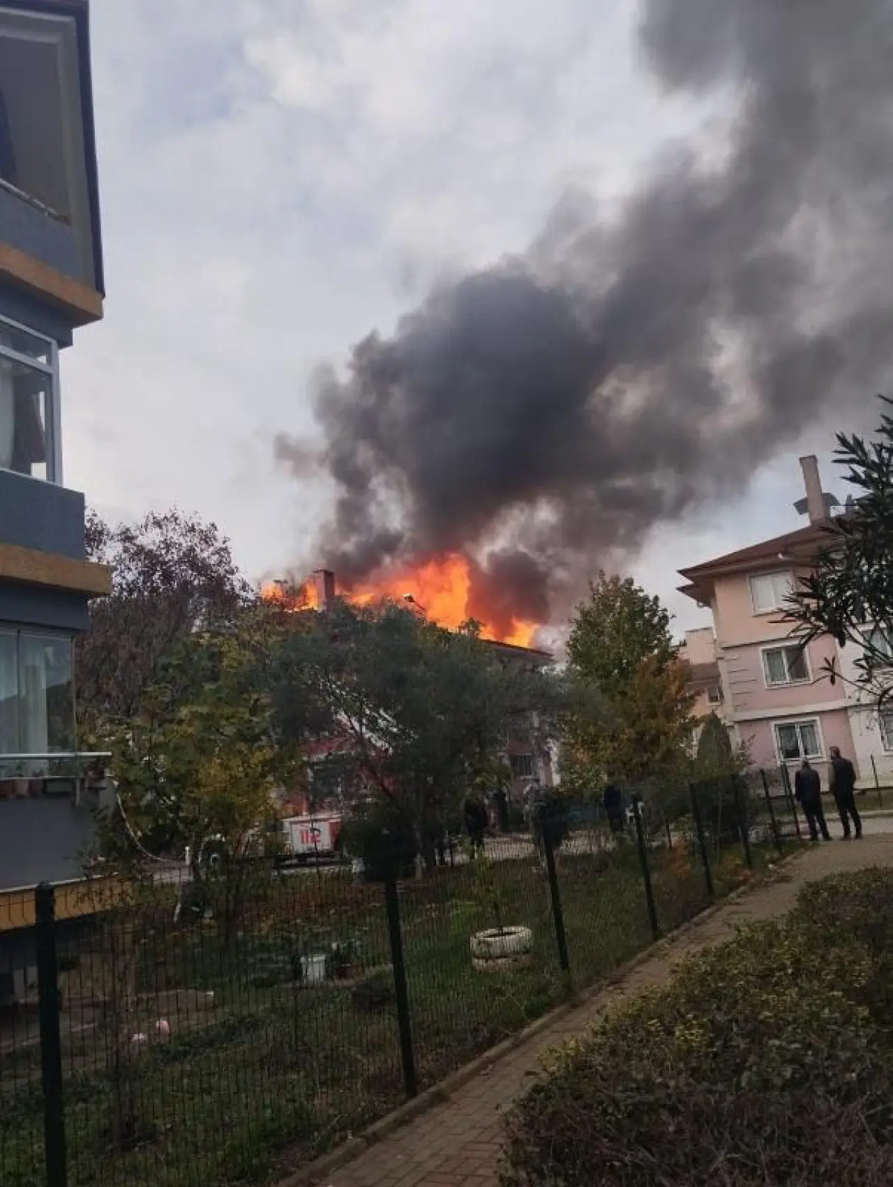 Çatıyı saran alevler gökyüzüne sardı! Korku dolu dakikalar 1