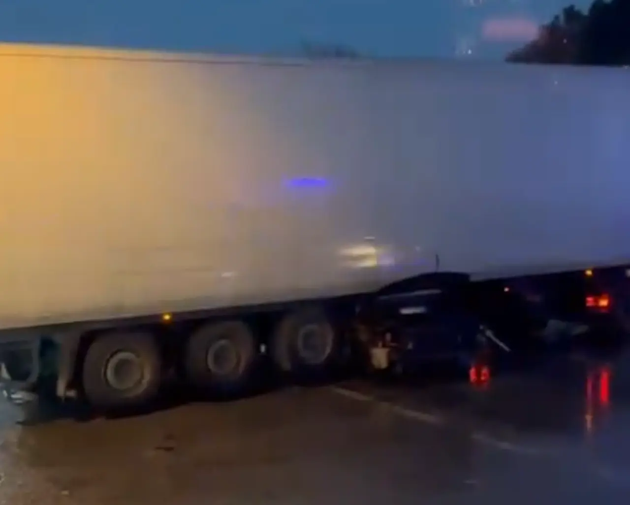 Akhisar yolunda ölümcül çarpışma! Araç tırın altında kaldı 6