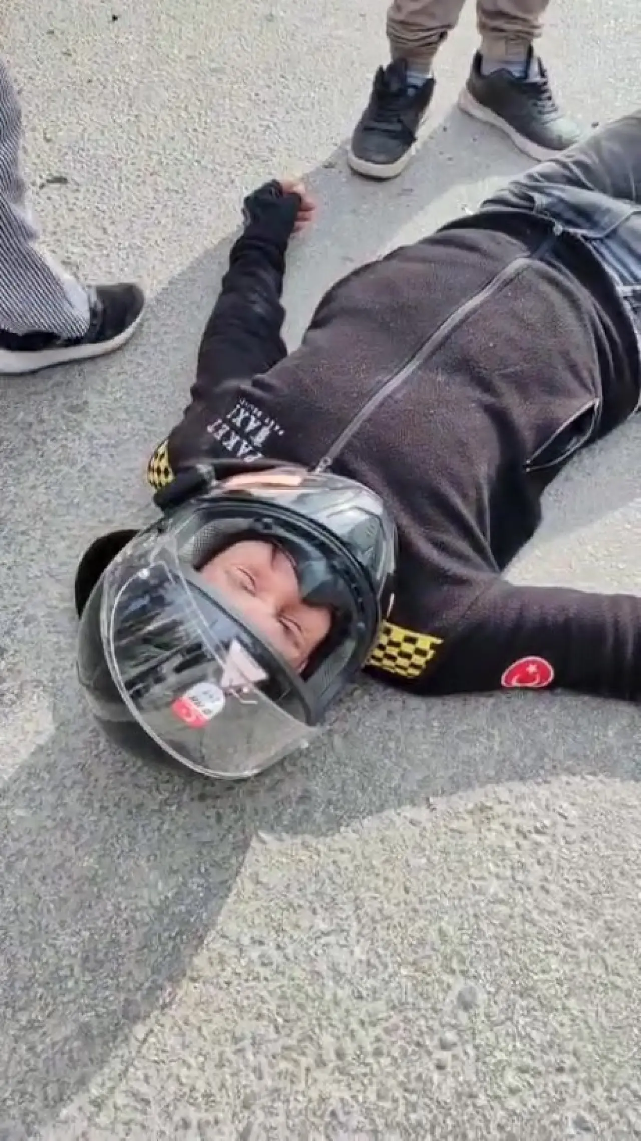 Acı içindeydi ama önceliği kendisi olmadı! Herkesi duygulandıran o anlar 3