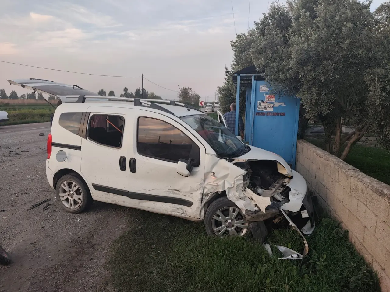 Hatay’da feci kaza! Otomobil hurdaya döndü 2