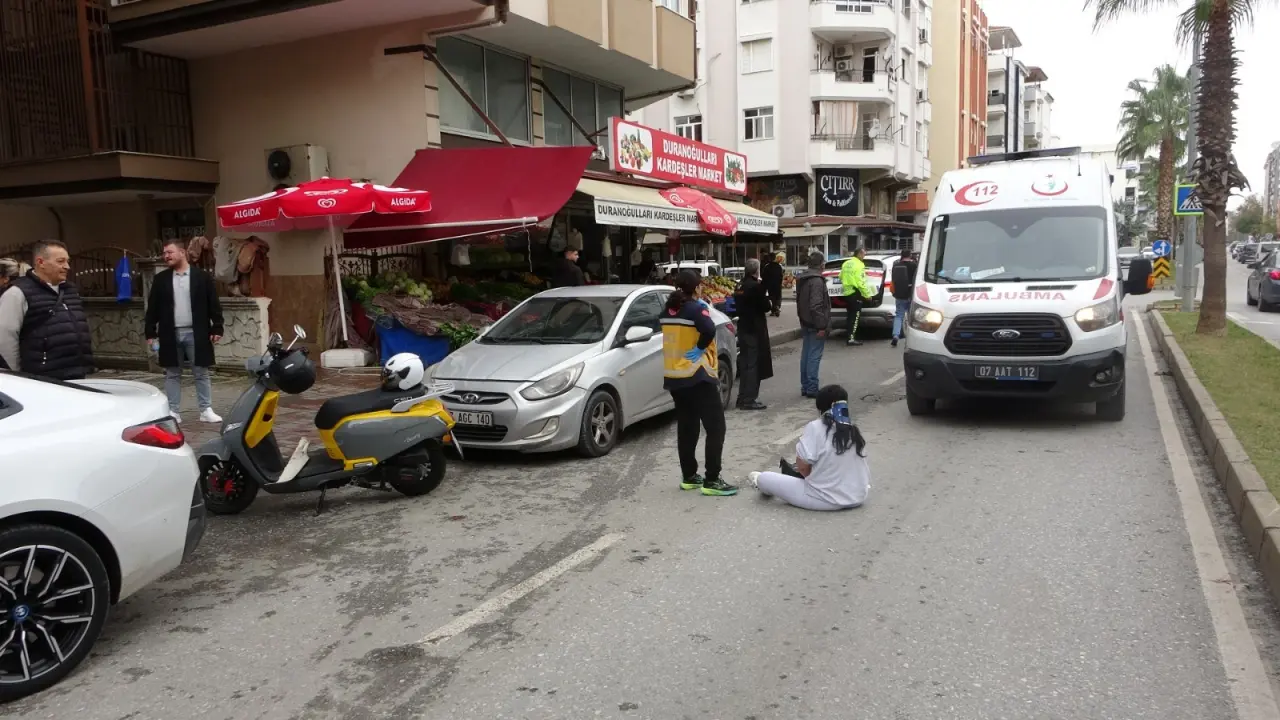 Antalya’da korkutan kaza! Motosiklet yola savruldu 2