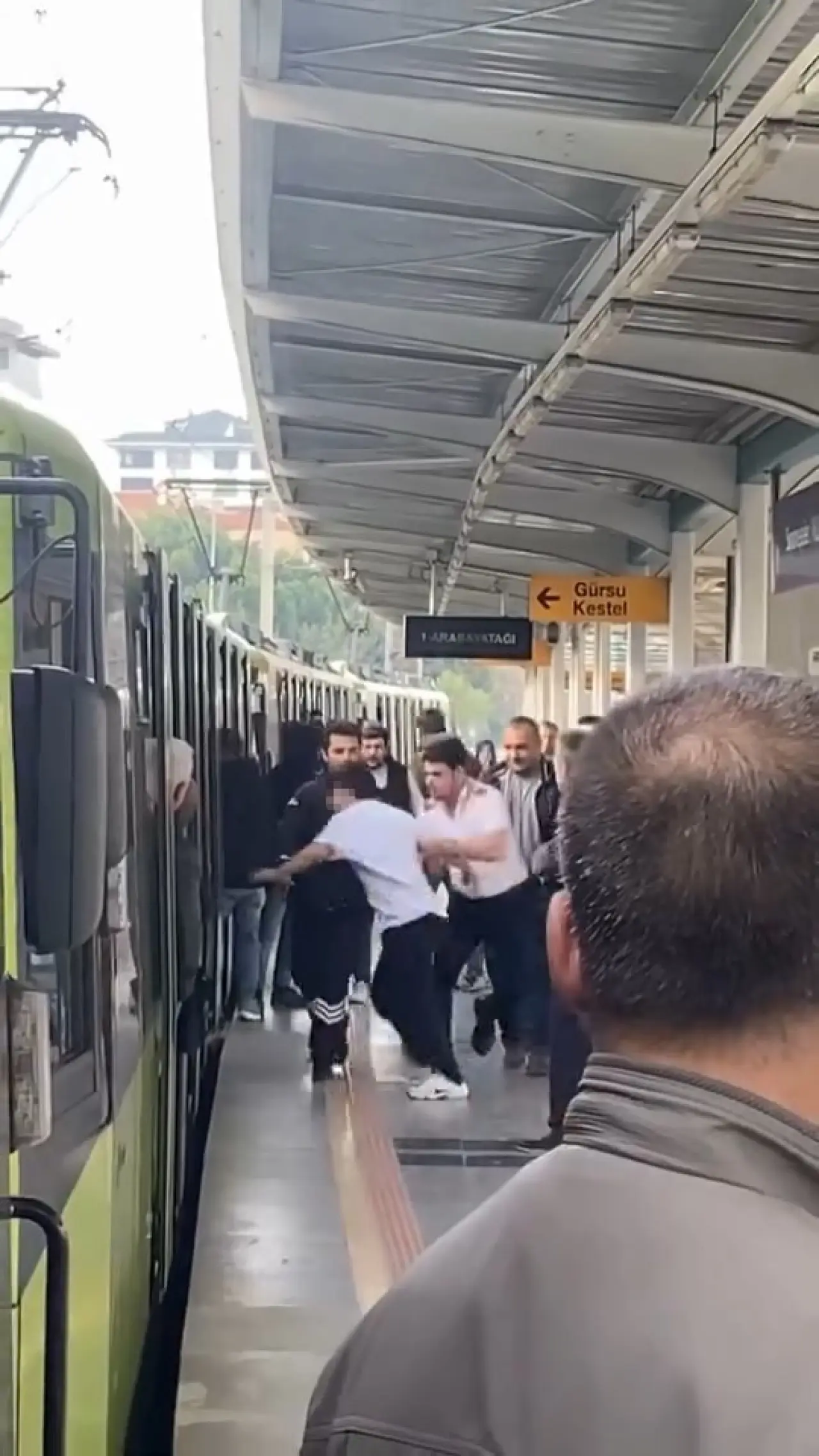 Metroda koltuk kavgası büyüdü: Küfürler havada uçuştu! 3