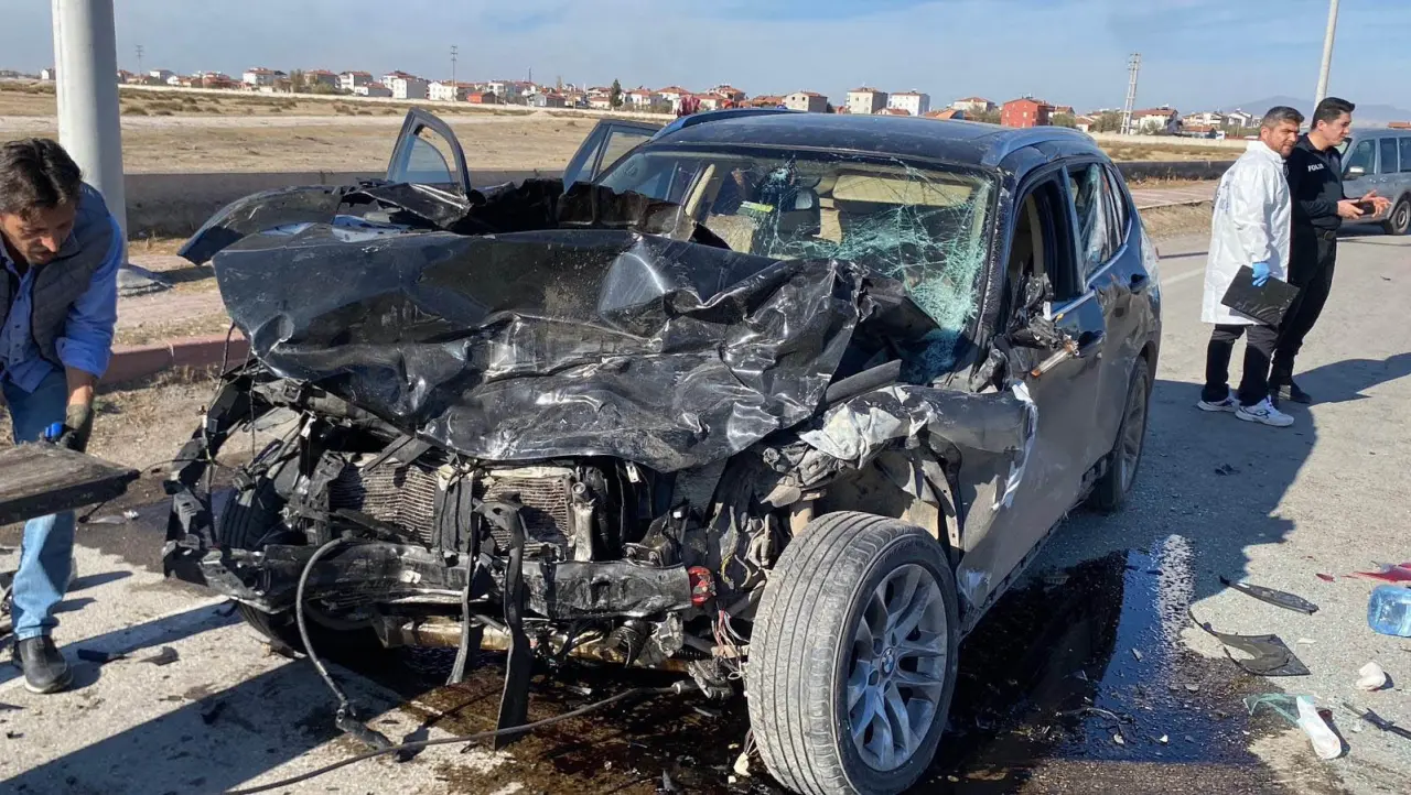 Aksaray’da feci çarpışma: İki otomobil paramparça oldu! 1