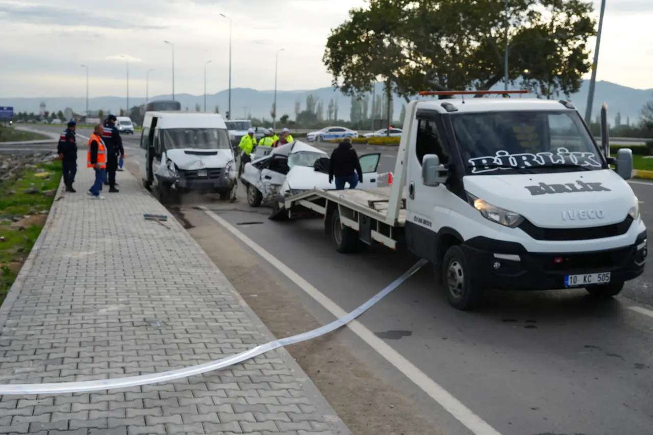 Balıkesir’de kavşakta feci kaza: 1 ölü, 4 yaralı 5