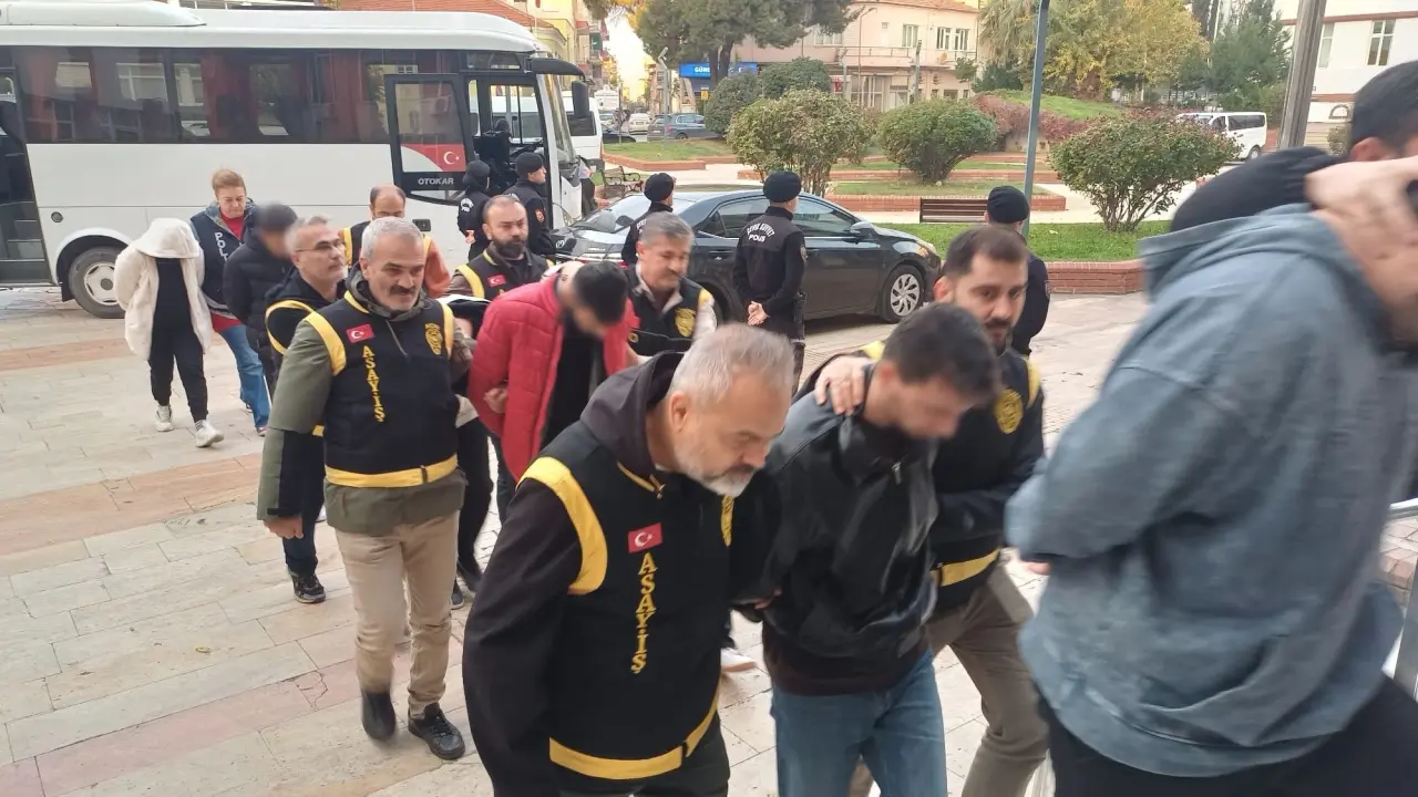 İnternette lüks araç satışı tuzağı! Ön ödeme vaadiyle kandırıldılar 1