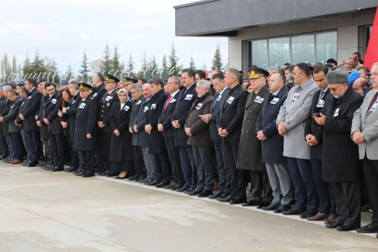 Şehit babasını oyuncağına sarılarak bekledi 3
