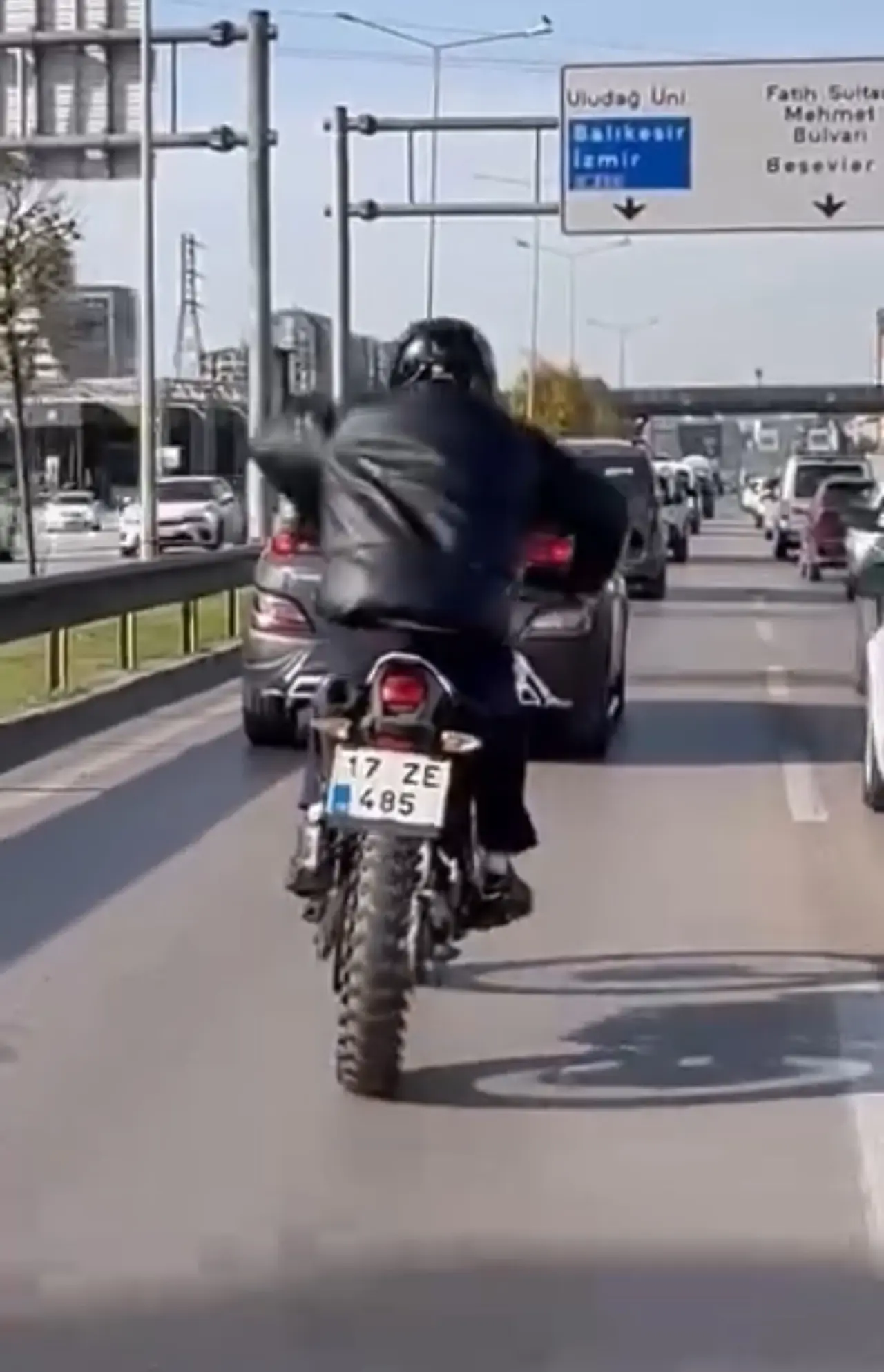 Bursa’da motosiklet üzerindeki tehlikeli şov kameralara yansıdı! 1