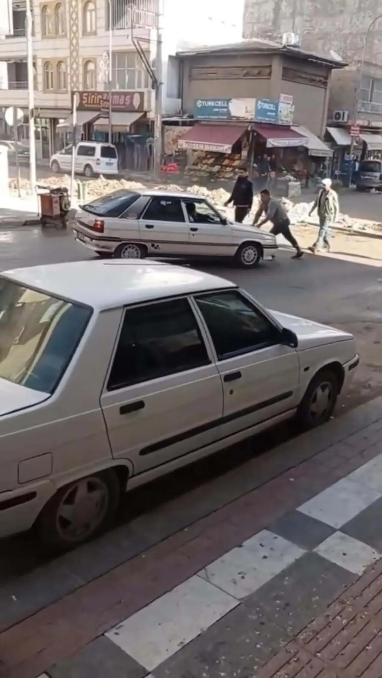 Viranşehir’de doğalgaz hattı patladı: Cadde bir anda savaş alanına döndü 1