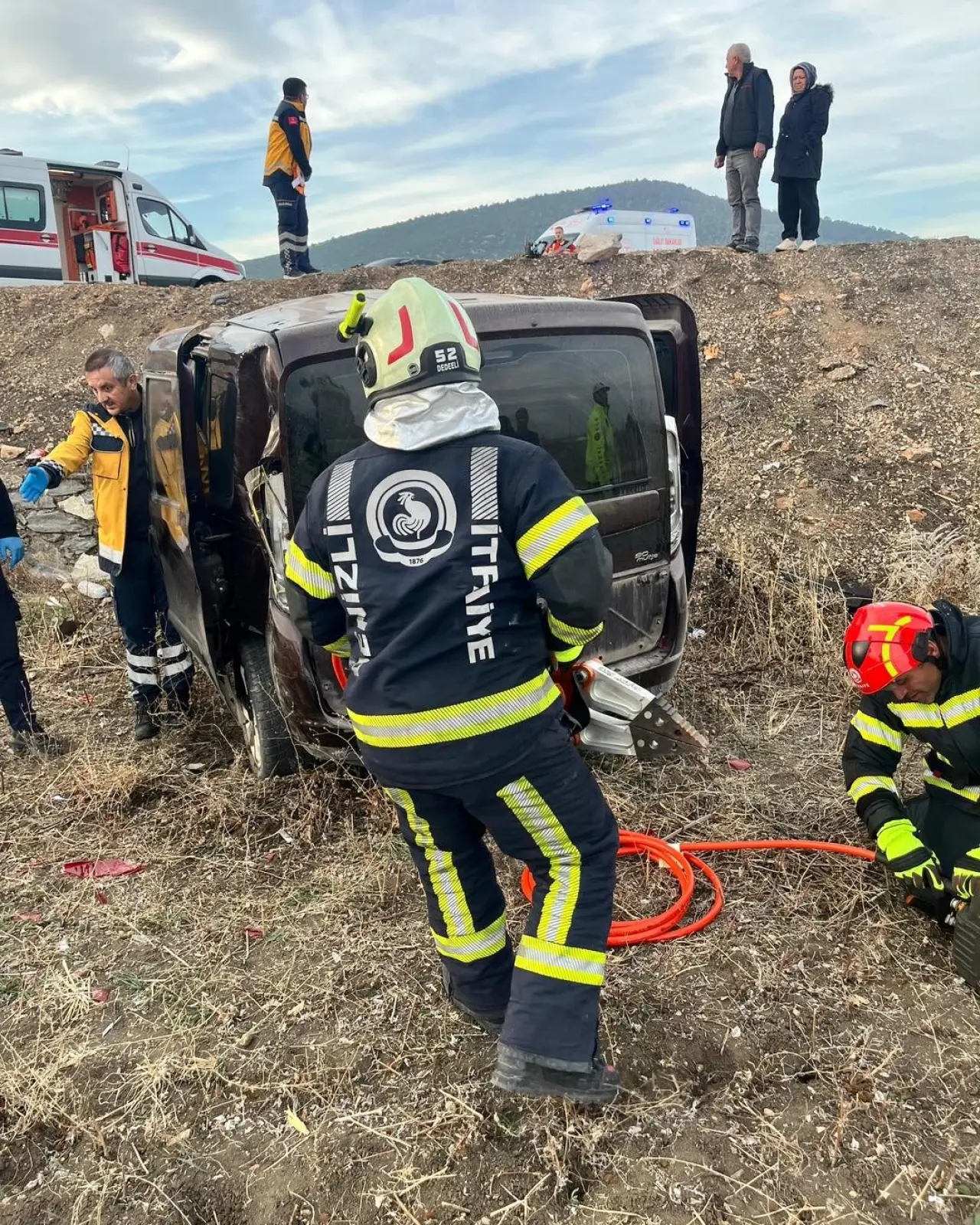 Tavas’ta dehşet anları! Otomobil yoldan fırlayıp tarlaya çakıldı 2
