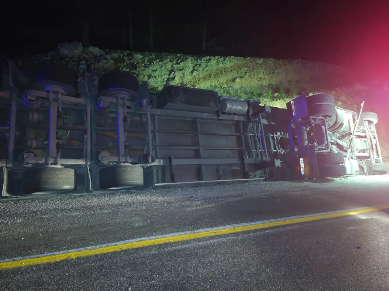 Mut-Karaman yolunda can pazarı! Tır şarampole yuvarlandı 1