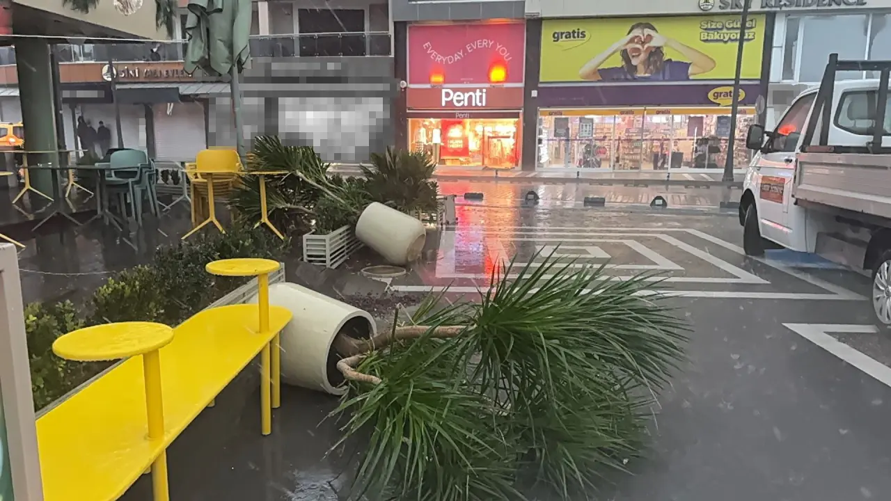 Kuvvetli fırtına Marmaris’i felç etti! Yelkenliler karaya oturdu 7