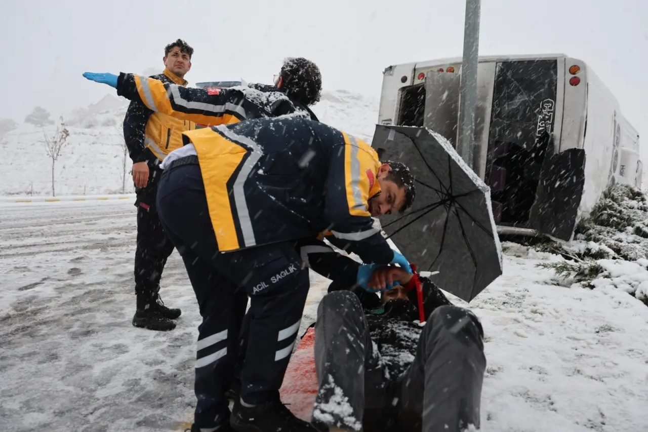 Nevşehir’de takla atan işçi servisinden ilginç görüntü: O anlar dikkat çekti! 1
