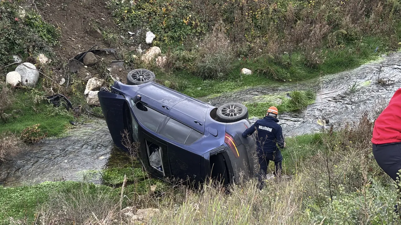 Bolu'da korkunç kaza anı! Kontrolden çıkan araç dereye uçtu 2