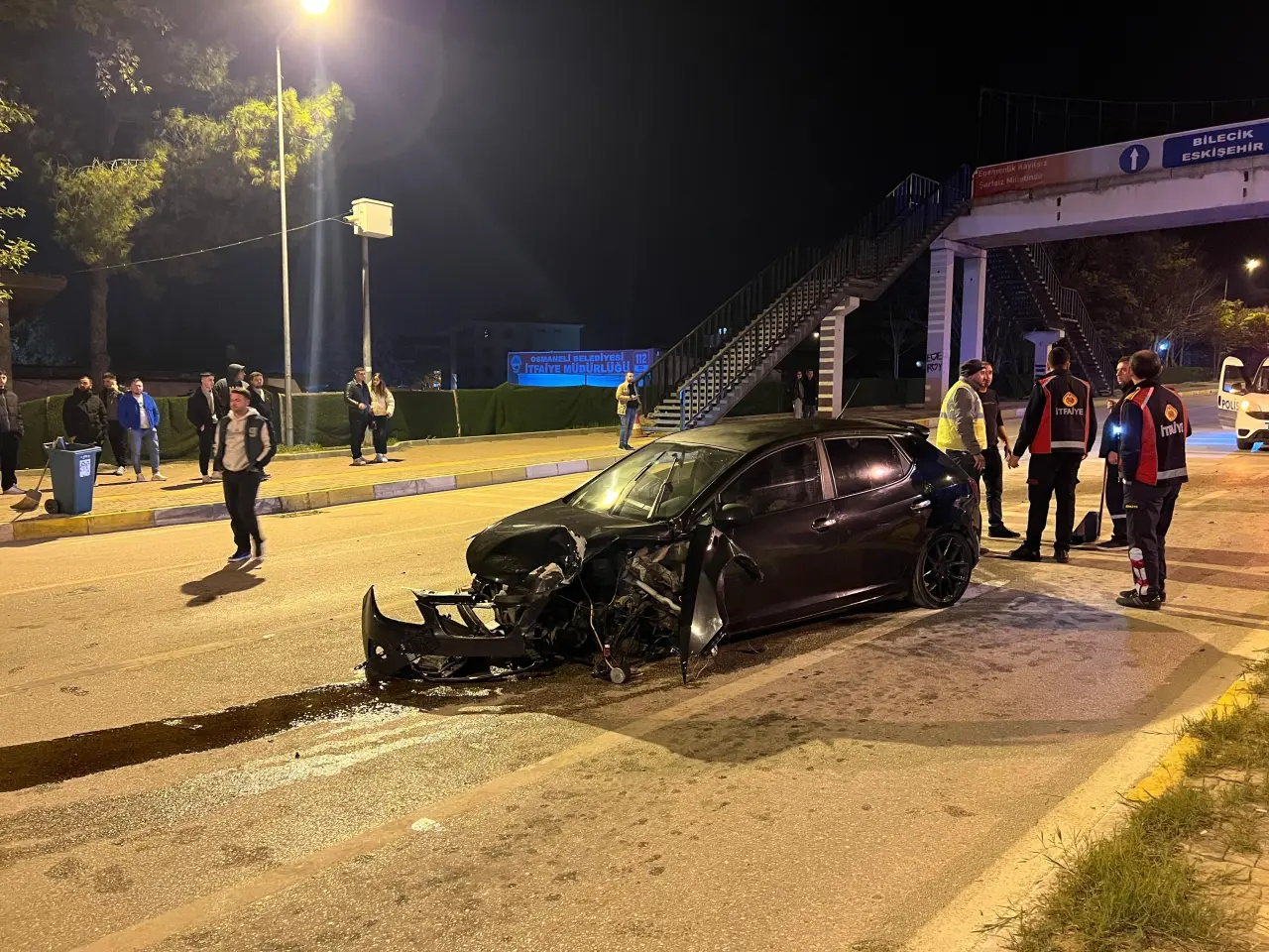 Osmaneli’nde feci kaza! Otomobil üst geçit direğine çarptı 2