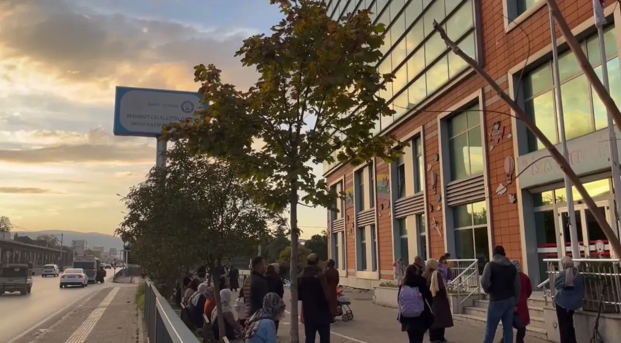 Zehirlenme şüphesi ve son kullanma tarihi skandalı: Bursa’daki okulda veliler ayakta 1