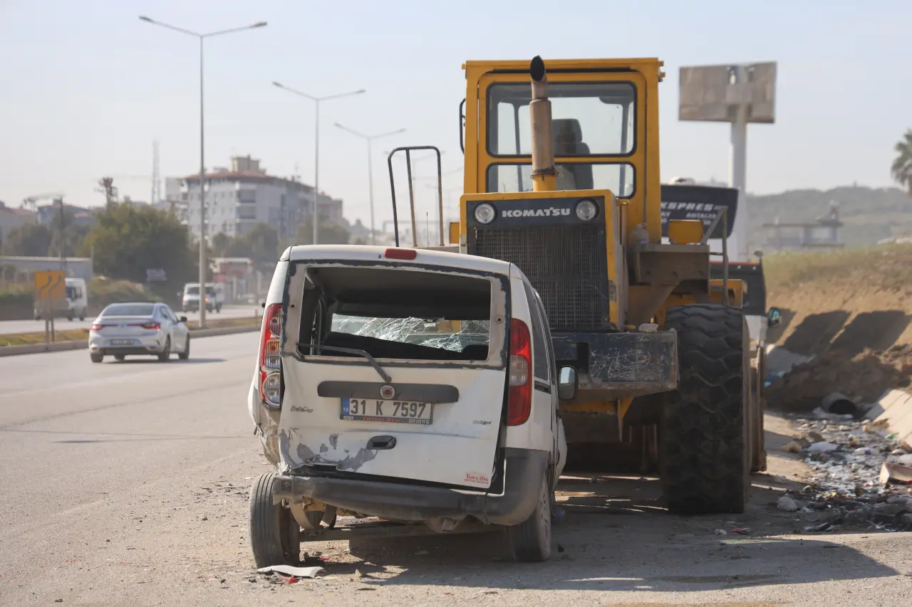 Bir hamleyle üç aracı biçti! Ortalık savaş alanına döndü 4