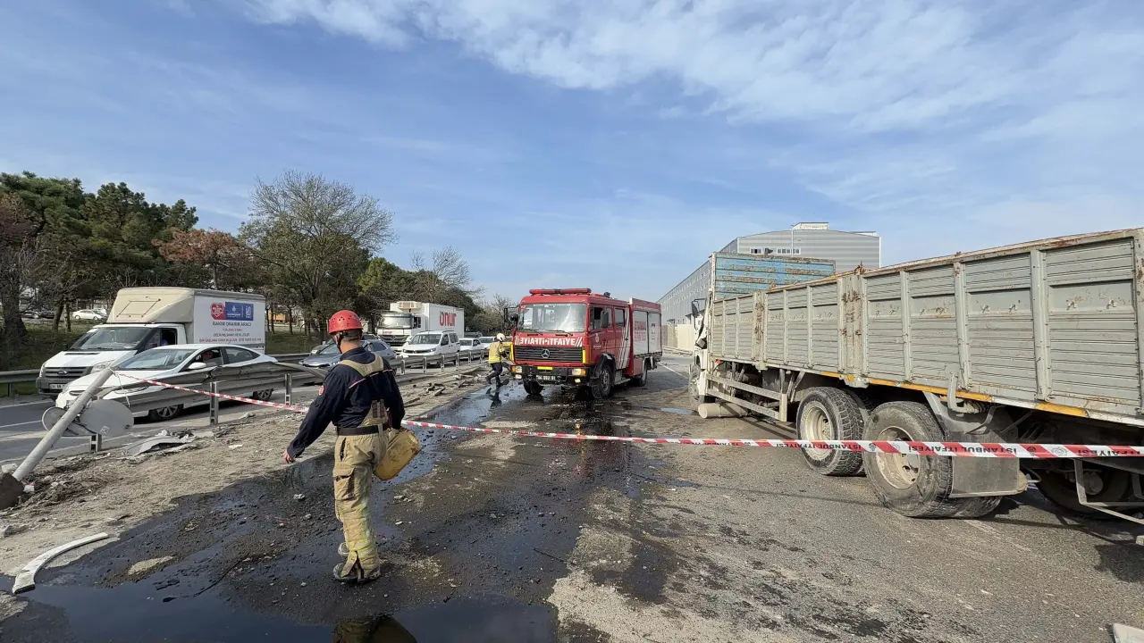 Arnavutköy’de kamyonlar birbirine girdi! Yol savaş alanına döndü 6