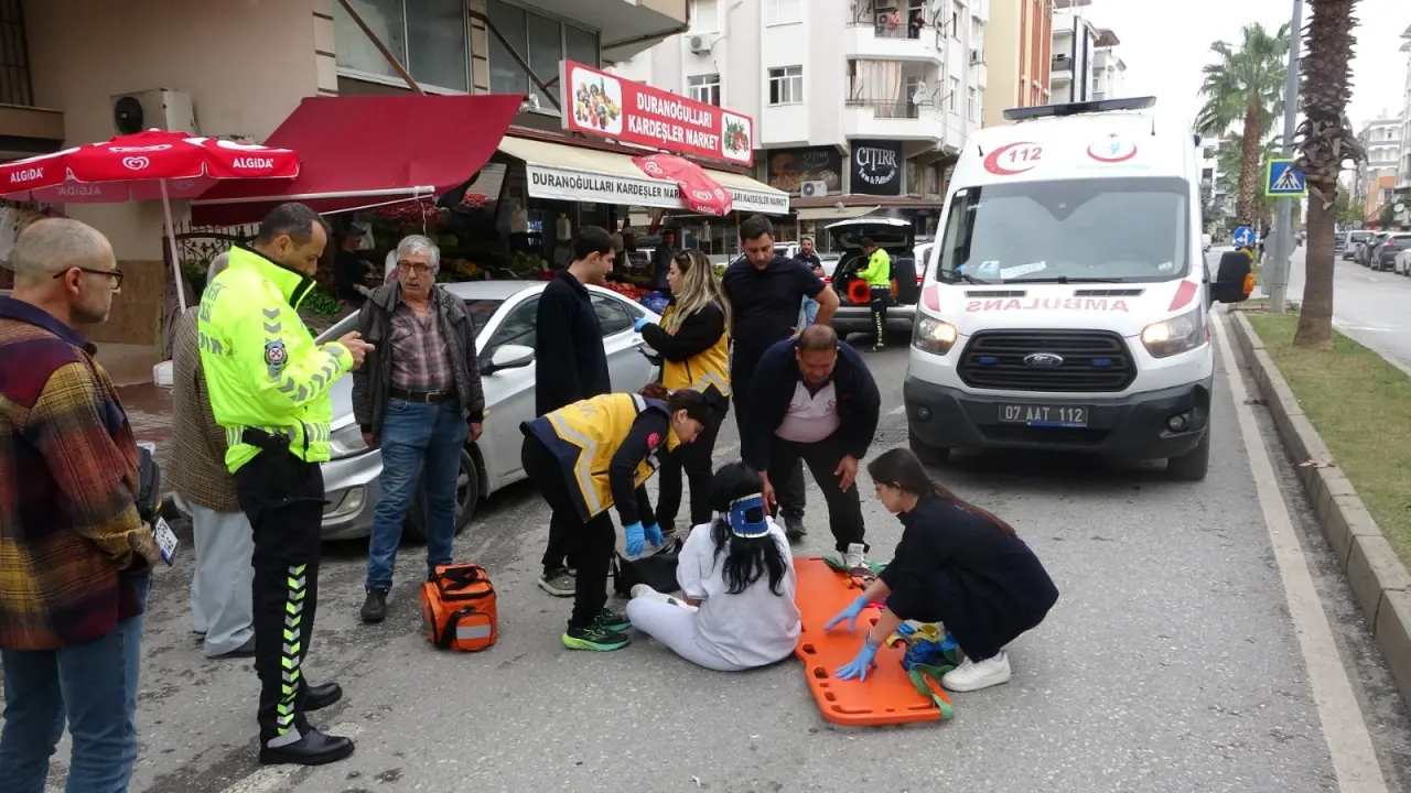 Antalya’da korkutan kaza! Motosiklet yola savruldu 4