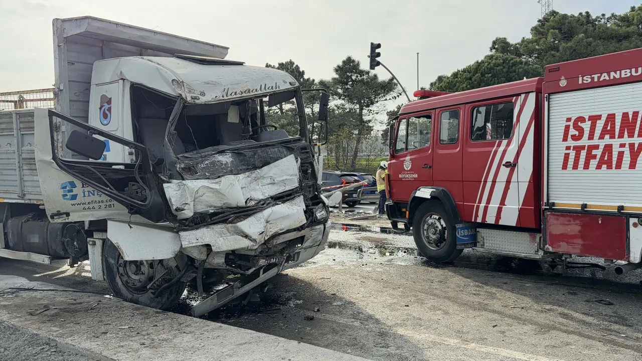 Arnavutköy’de kamyonlar birbirine girdi! Yol savaş alanına döndü 3