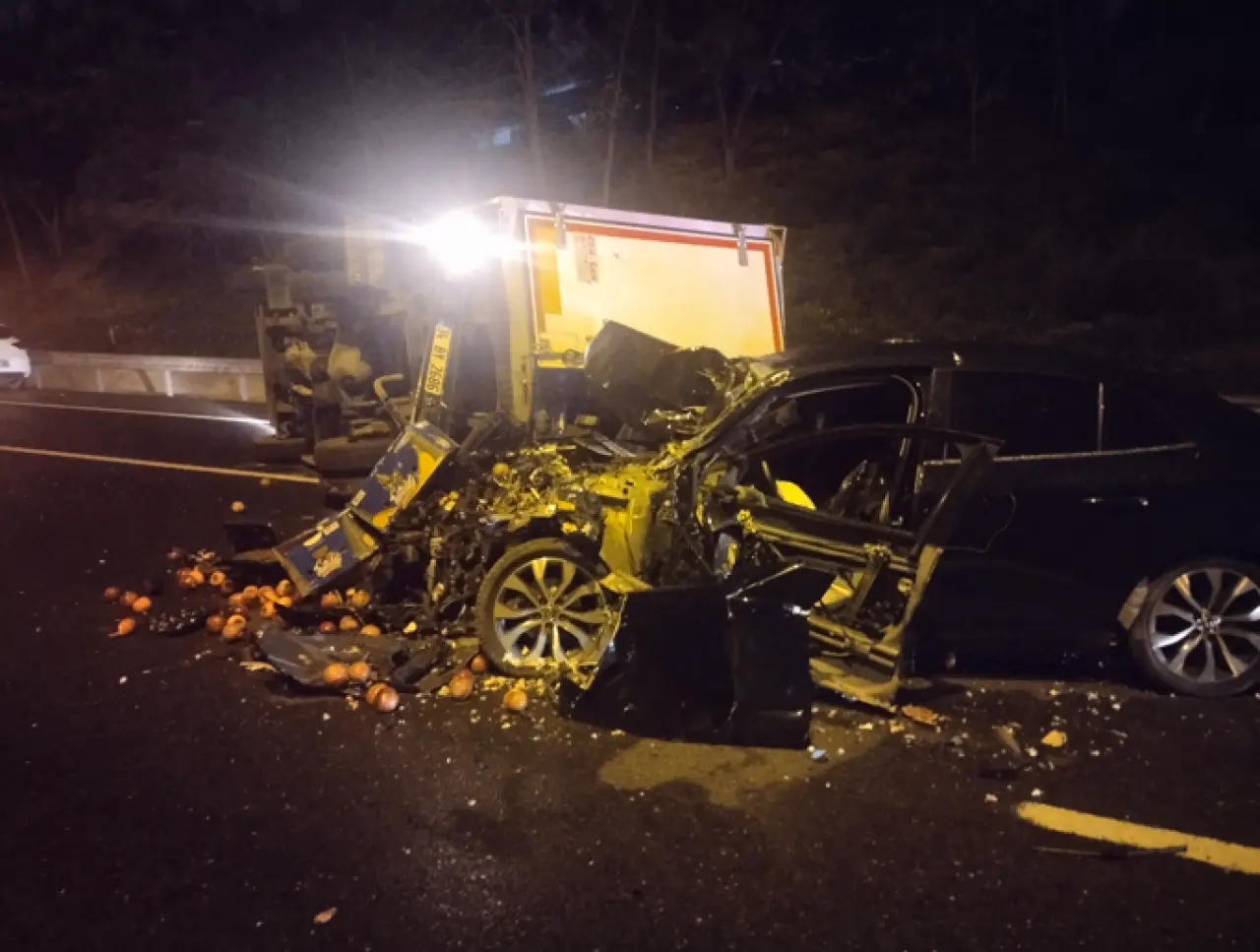 TEM’de dehşet! Otomobil meyve yüklü kamyonete çarptı 1