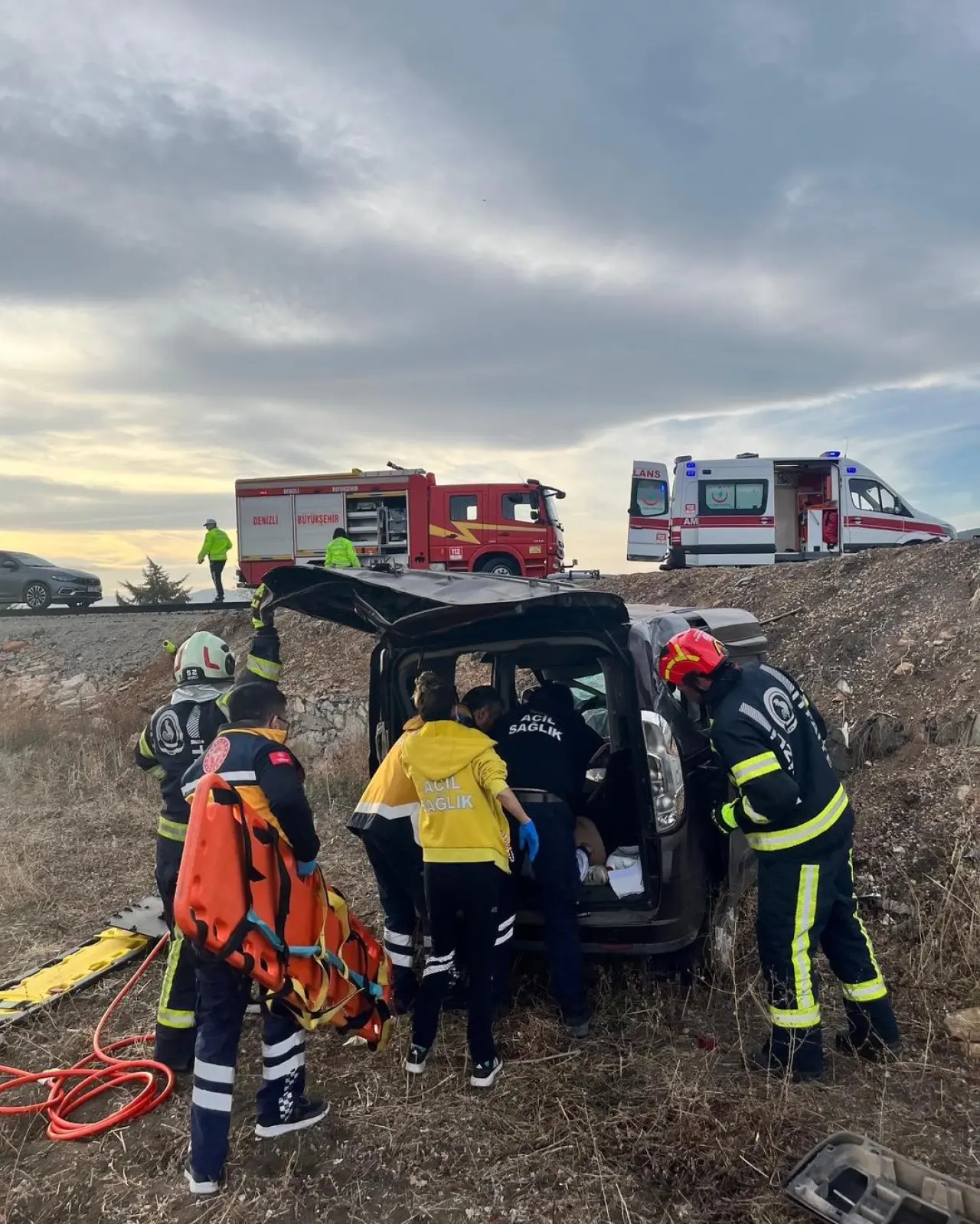 Tavas’ta dehşet anları! Otomobil yoldan fırlayıp tarlaya çakıldı 3