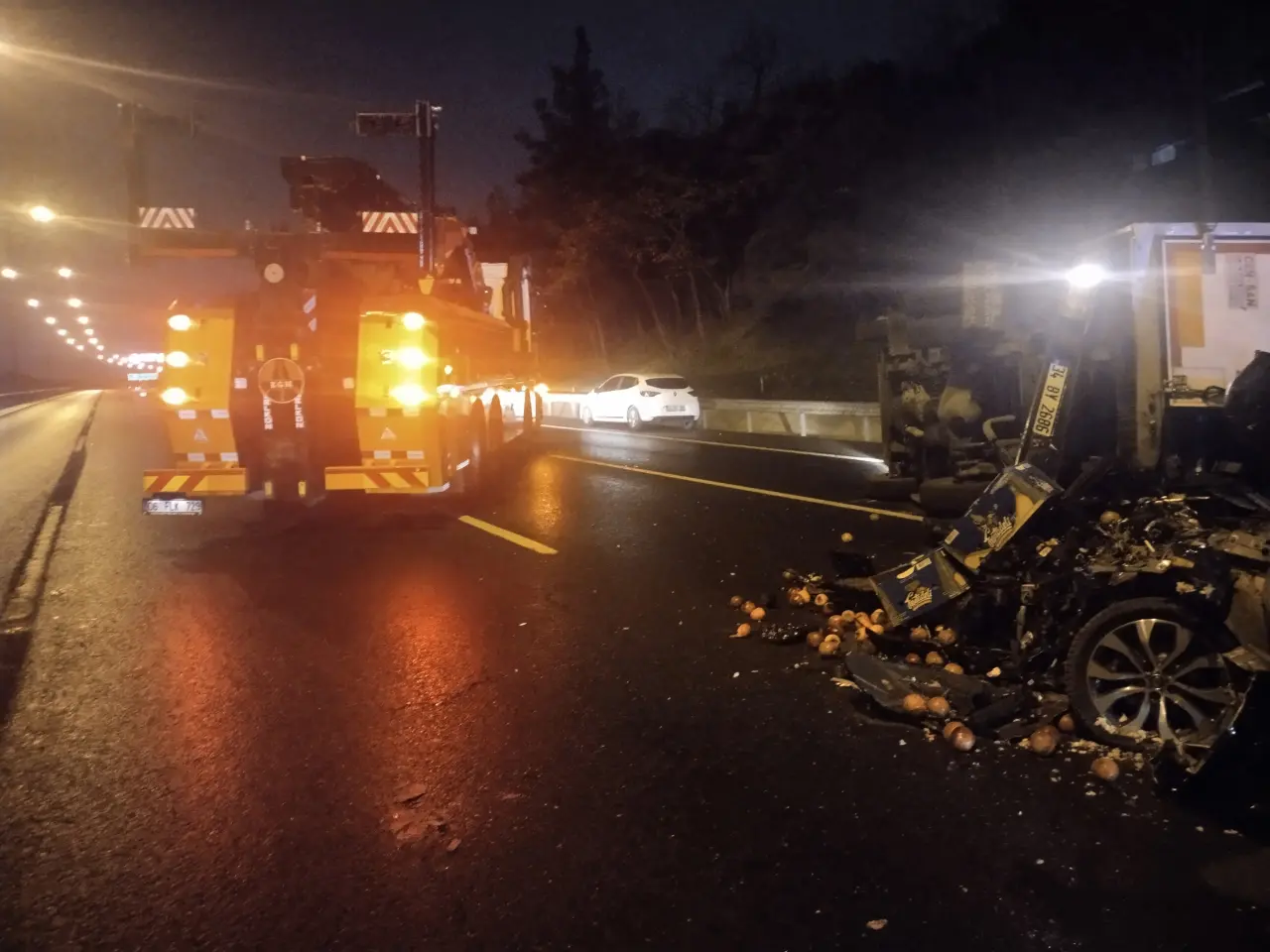 TEM’de dehşet! Otomobil meyve yüklü kamyonete çarptı 4