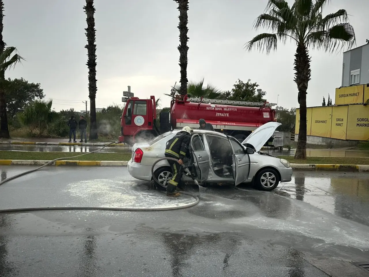 Manavgat’ta korkutan yangın: Otomobil aniden alev aldı 1