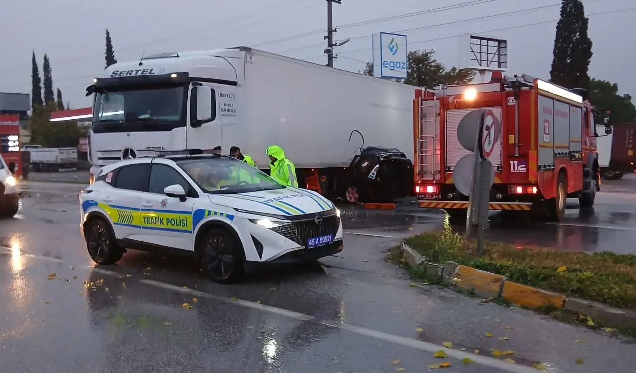 Akhisar yolunda ölümcül çarpışma! Araç tırın altında kaldı 7