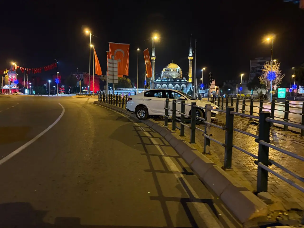 Uykusuzluk kaza getirdi: Bariyerleri aşarak yaya yoluna daldı 4