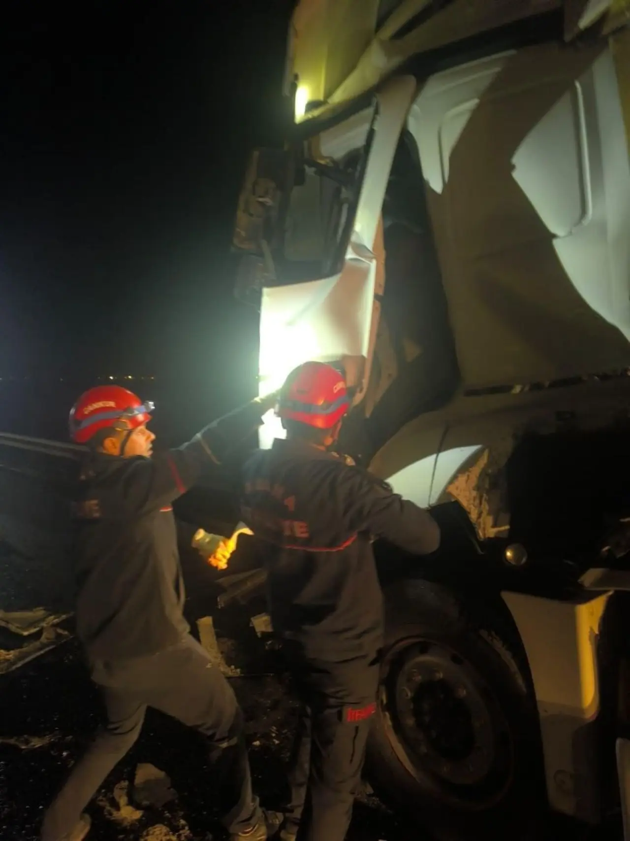 Adana’da korkunç çarpışma! Tır park halindeki otobüse daldı 2