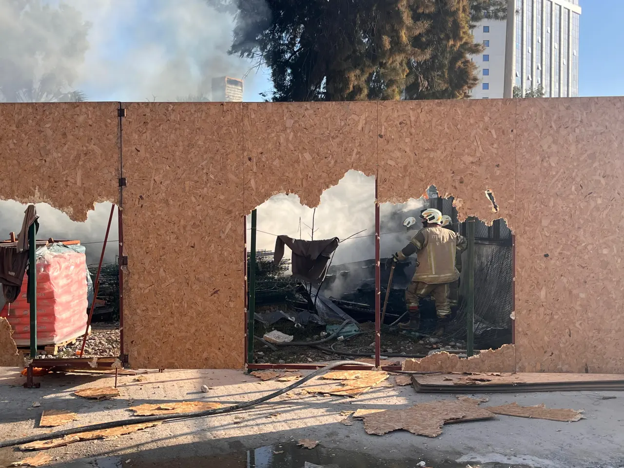 İzmir’de gökyüzünü kaplayan kara duman görenleri şaşkına çevirdi 3