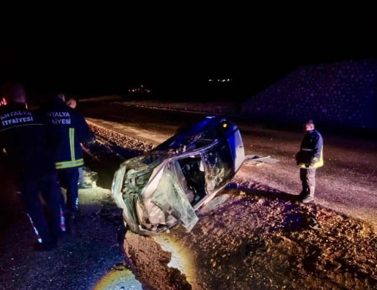 Yağışlı yolda viraj kabusu! Otomobil yan yattı 1