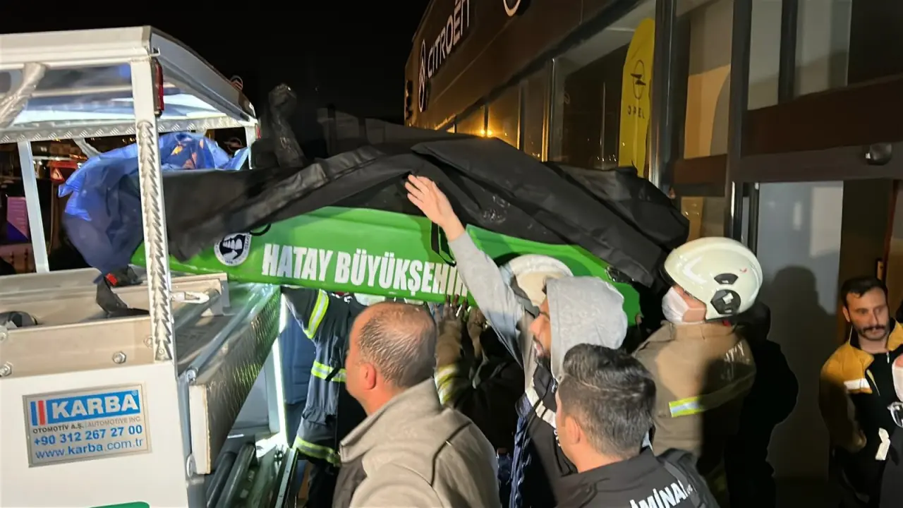 Alevlerden kaçarken yanlış kata indiler: Hatay’da yürek yakan olay! 4