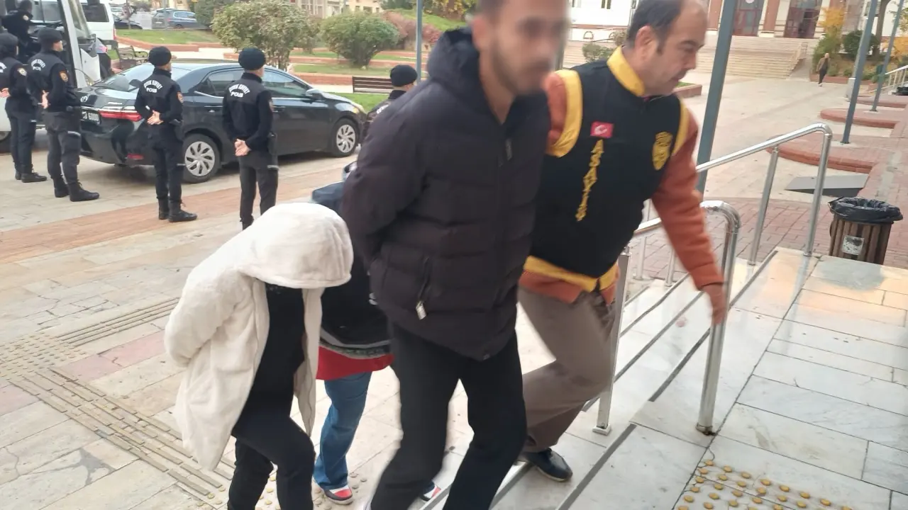 İnternette lüks araç satışı tuzağı! Ön ödeme vaadiyle kandırıldılar 5