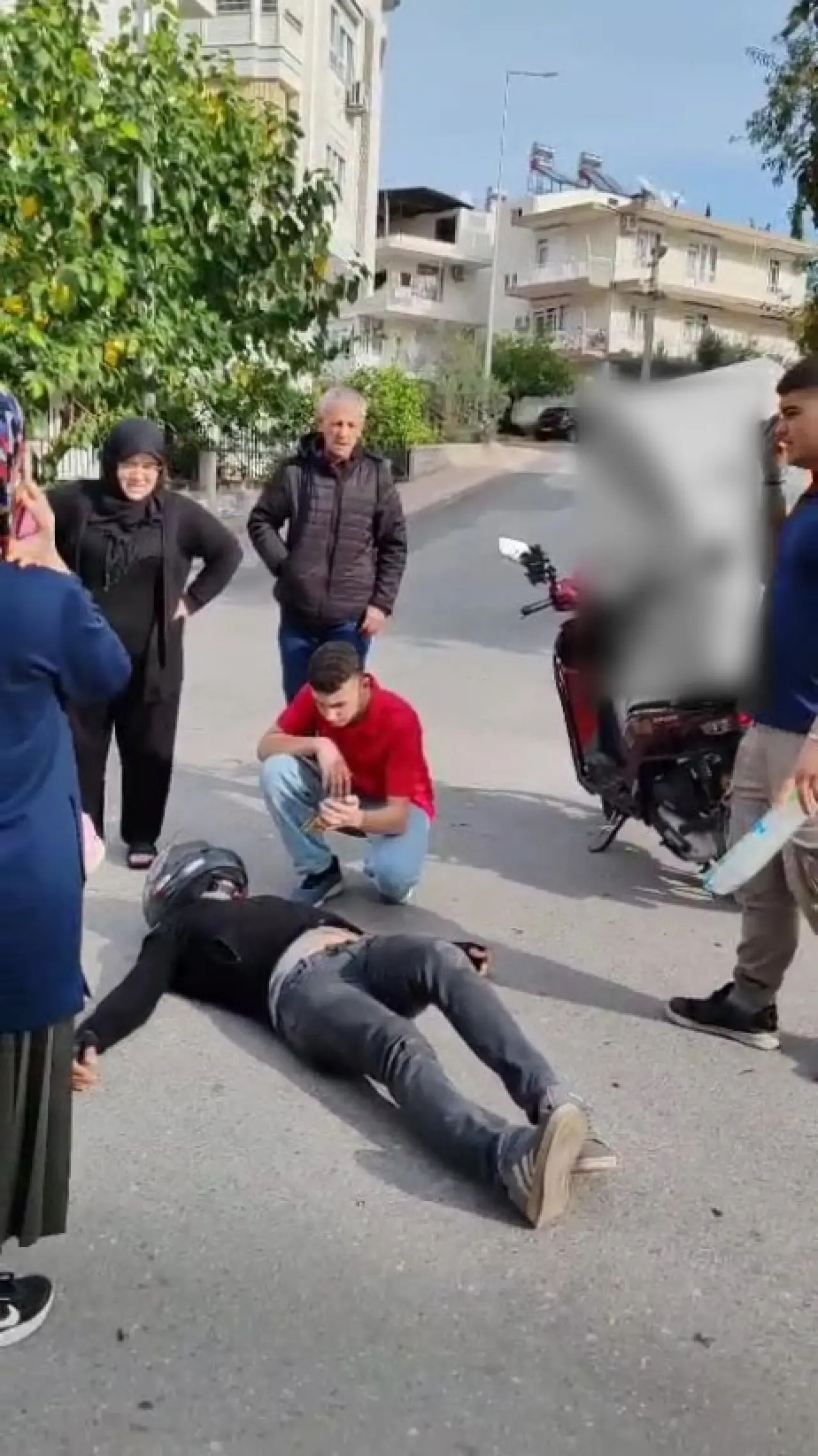 Acı içindeydi ama önceliği kendisi olmadı! Herkesi duygulandıran o anlar 2