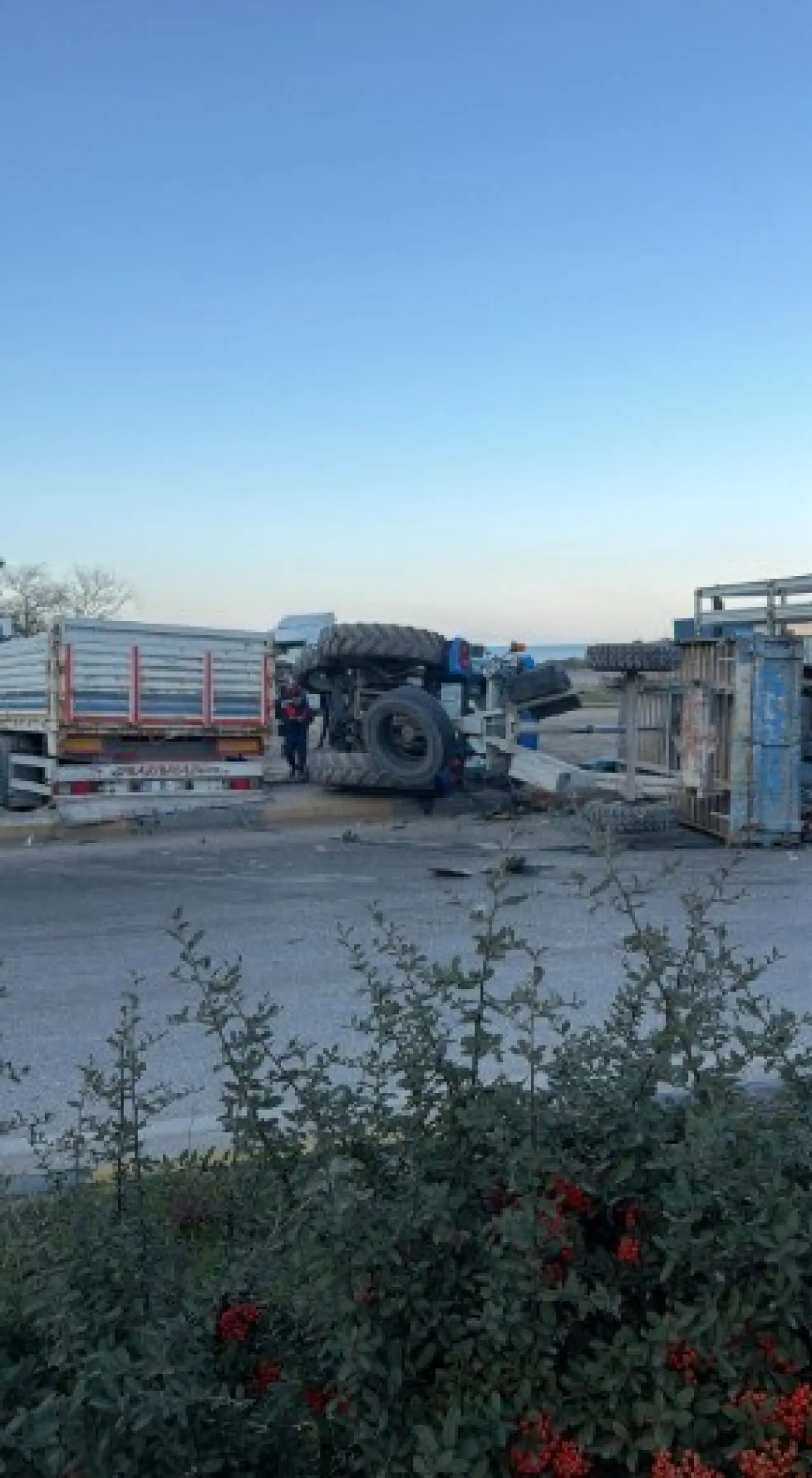 Sanayi Kavşağı’nda iki tır çarpıştı: Ortalık savaş alanına döndü! 1