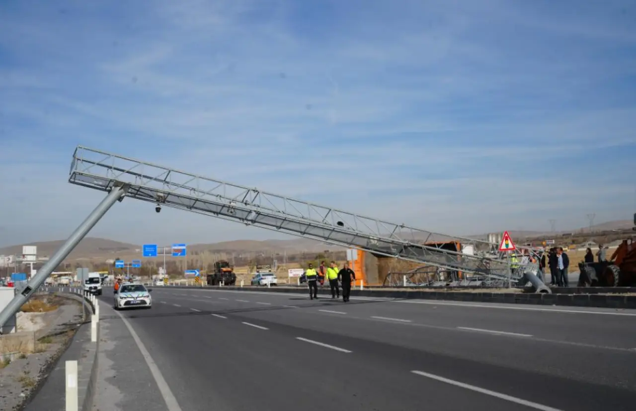 Yol üzerinde şok anları! EDS direği kamyon darbesiyle çöktü 5