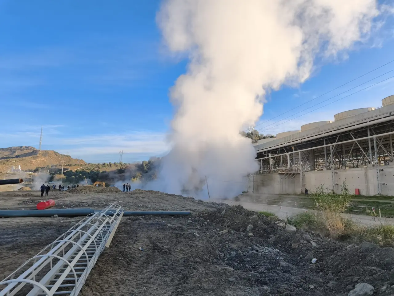Germencik’te jeotermal patlama! Yol göle döndü 2