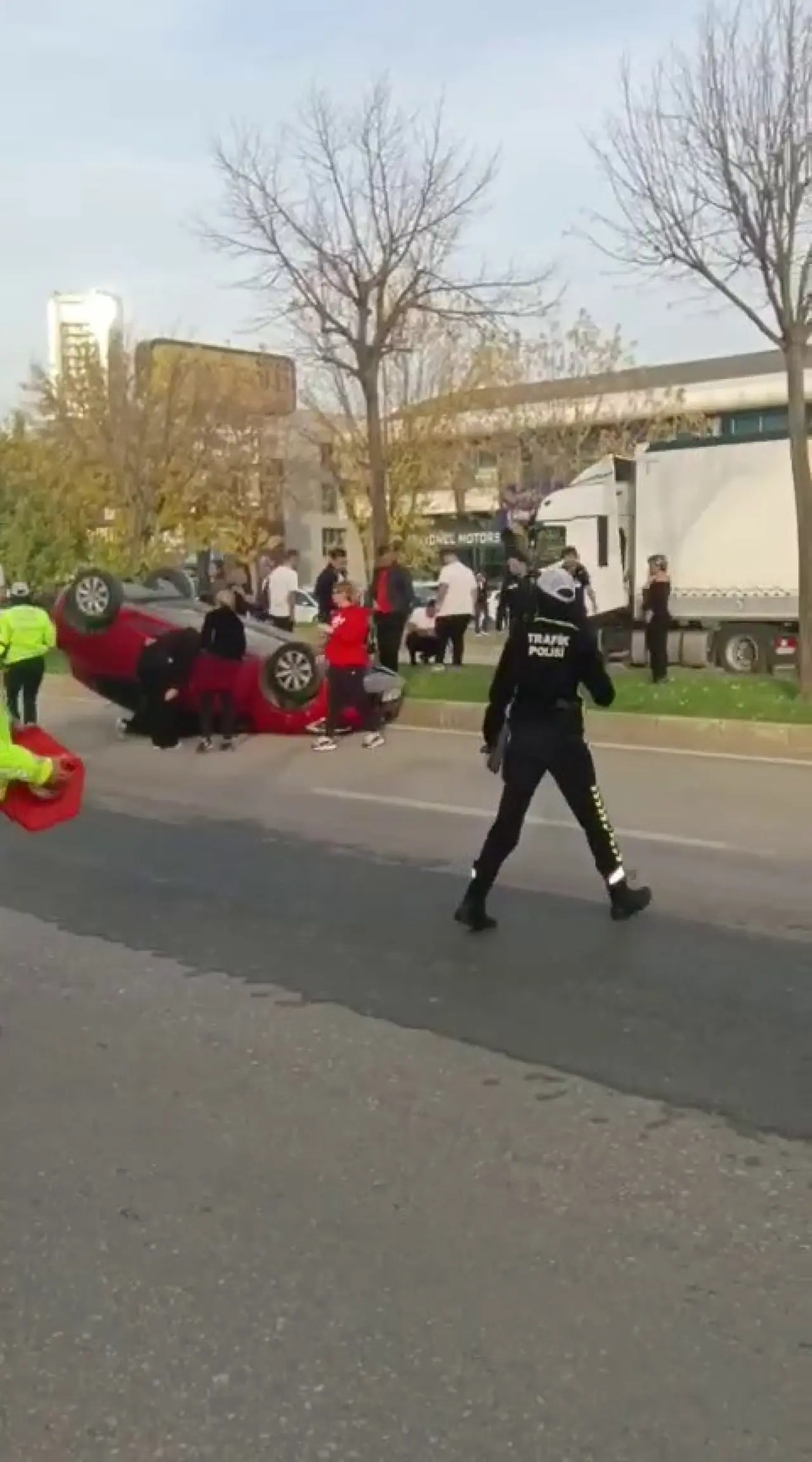 Odunluk Mahallesi’nde feci kaza: Araç takla attı, ekipler zamanla yarıştı 1