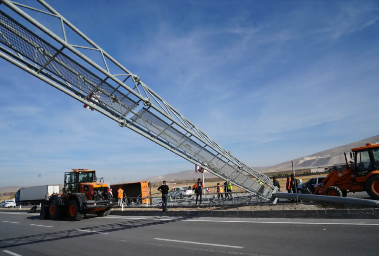 Yol üzerinde şok anları! EDS direği kamyon darbesiyle çöktü 2