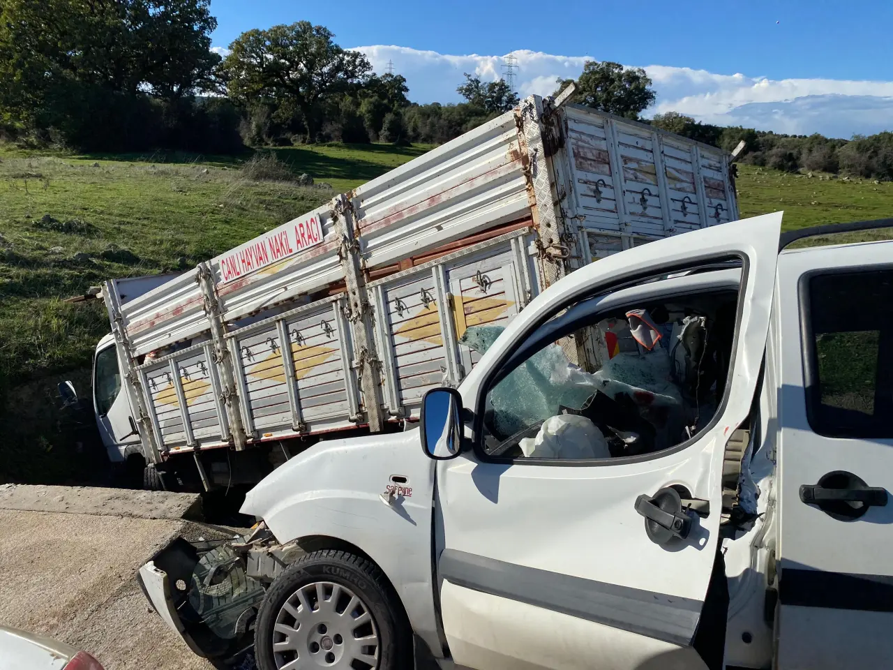 Ayvacık yolunda can pazarı! Ticari araç kamyonete çarptı 3