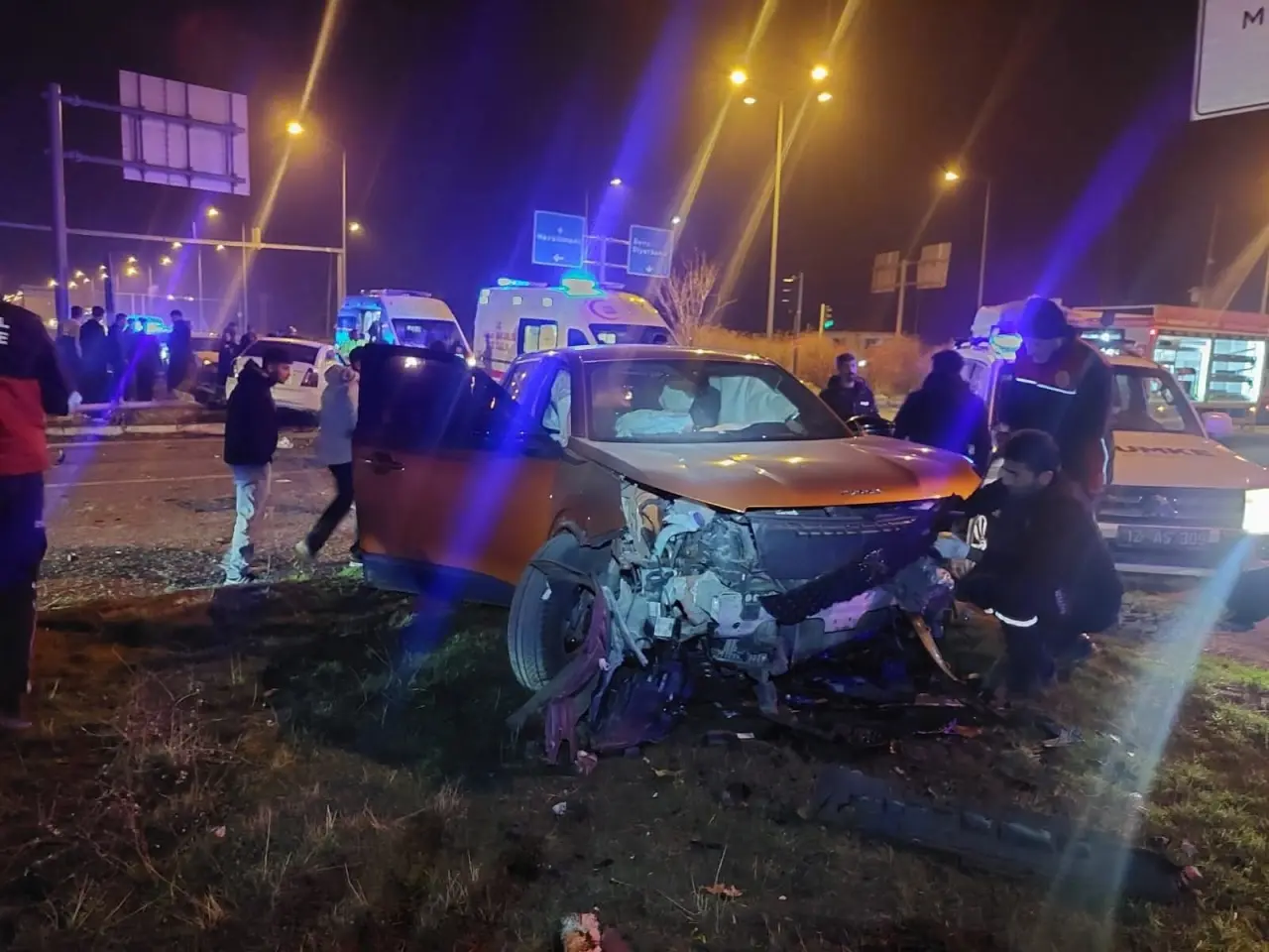 Otomobiller kavşakta çarpıştı: Havalimanı yolu savaş alanına döndü! 1