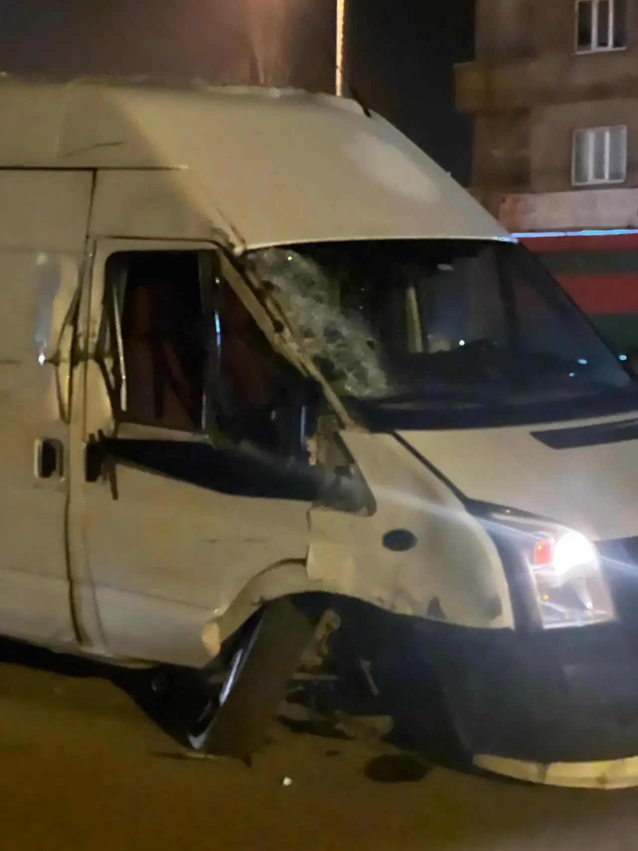 Trafiği bir anda felç eden kaza! Tır ve minibüs kafa kafaya geldi 3